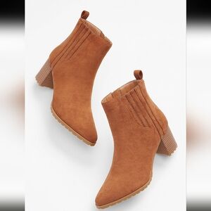 NWOB Maurices Alexa Brown Lug Ankle Boot